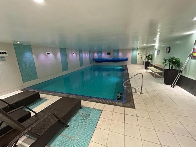 Spare In All-female 2-bedroom Flat-female Only! Gasthof London