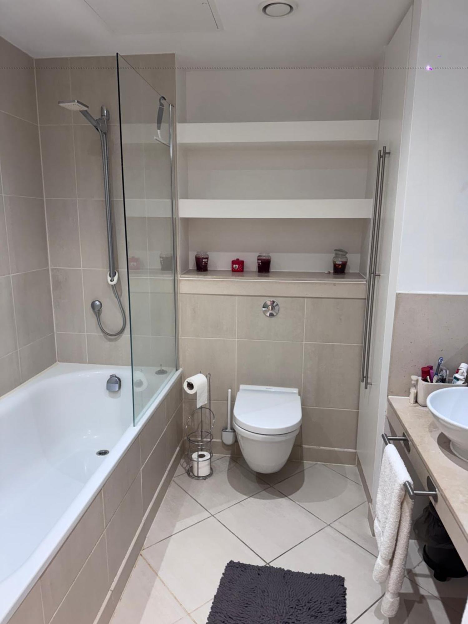 Gasthof Spare In All-female 2-bedroom Flat-female Only! London