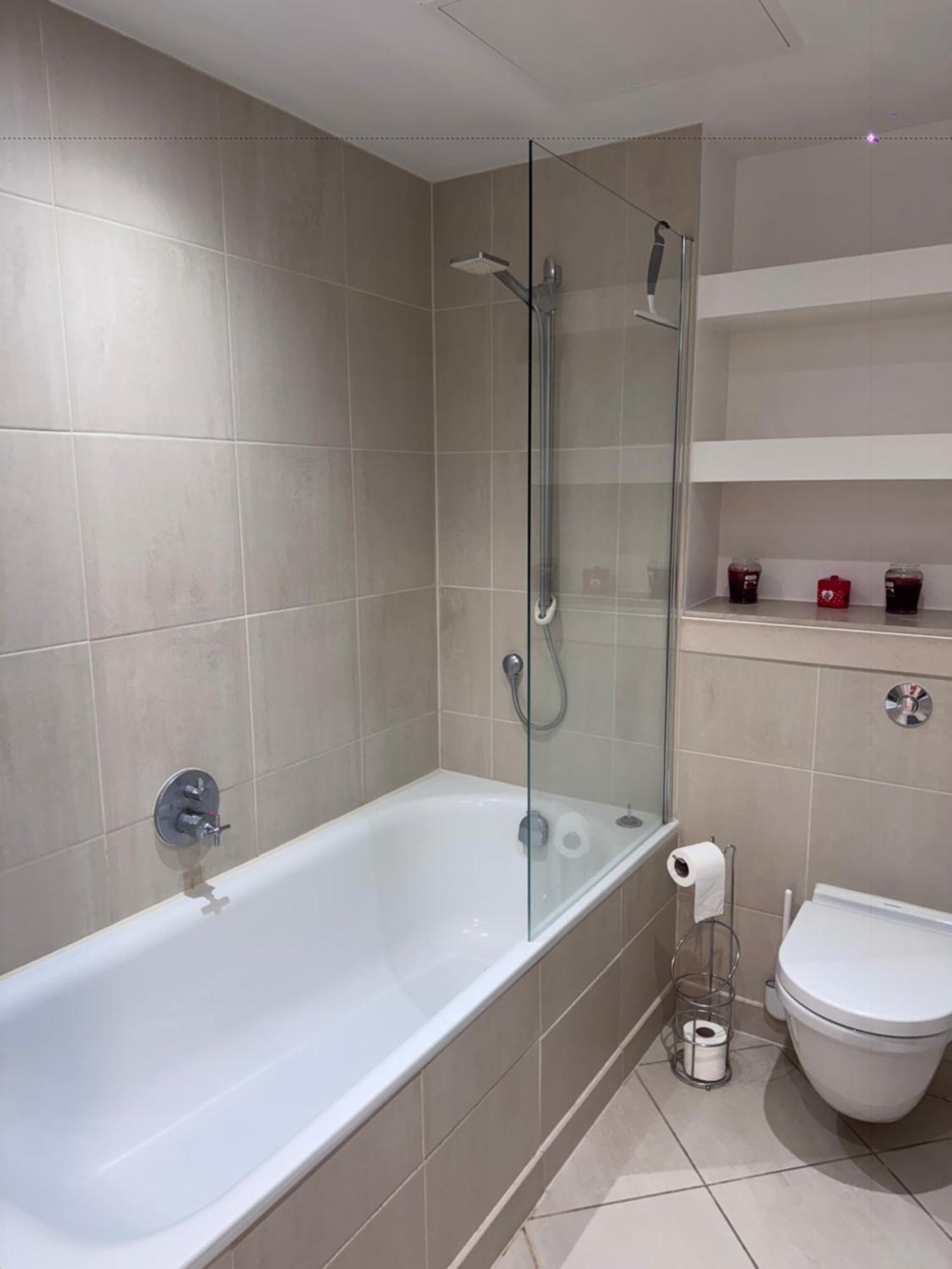 Spare In All-female 2-bedroom Flat-female Only! Gasthof London